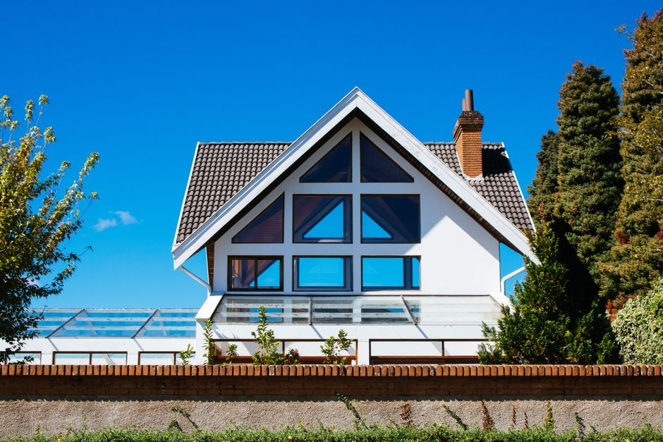 Application of modern spray foam insulation in wall cavities